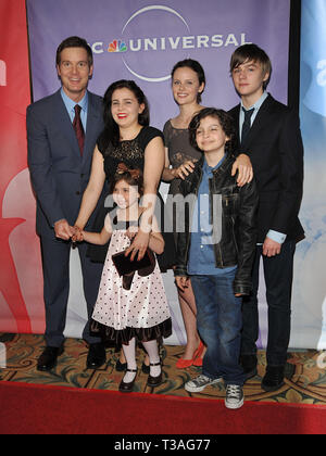 Mae Whitman, Sarah Ramos, Peter Krause, Miles Heizer, Savannah Rae, Max Burkholder e cast di "genitorialità' - NBC tca Party invernale al Ritz Carlton di Pasadena.la paternità - cast  129 evento nella vita di Hollywood - California, tappeto rosso Evento, STATI UNITI D'AMERICA, industria cinematografica, celebrità, fotografia, Bestof, arte cultura e intrattenimento, Topix celebrità moda, migliori della vita di Hollywood, evento nella vita di Hollywood - California, moquette rossa e dietro le quinte, movie celebrità, personaggi televisivi, musica celebrità, Topix, attori da lo stesso film e cast co star insieme. inchiesta tsuni@Gamma-USA.com, Credito T Foto Stock