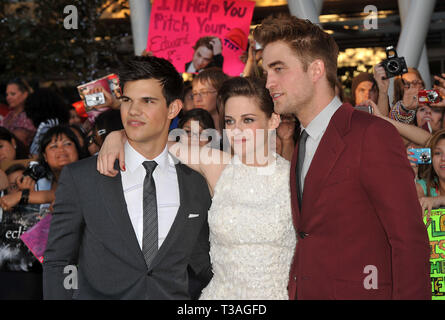 Taylor Lautner   Kristen Stewart   Robert Pattinson  78 - The Twilight Saga - Eclipse Premiere presso il Nokia Theatre di Los Angeles.Taylor Lautner   Kristen Stewart   Robert Pattinson  78 evento nella vita di Hollywood - California, tappeto rosso Evento, STATI UNITI D'AMERICA, industria cinematografica, celebrità, fotografia, Bestof, arte cultura e intrattenimento, Topix celebrità moda, migliori della vita di Hollywood, evento nella vita di Hollywood - California, moquette rossa e dietro le quinte, movie celebrità, personaggi televisivi, musica celebrità, Topix, attori da lo stesso film e cast co star insieme. inchiesta tsuni@Gamma-USA.com, carta di credito Foto Stock