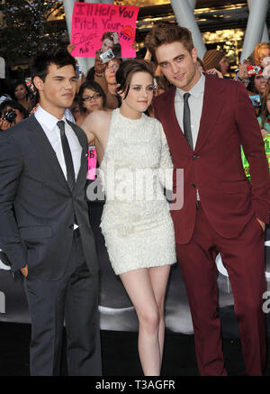 Taylor Lautner   Kristen Stewart   Robert Pattinson  84 - The Twilight Saga - Eclipse Premiere presso il Nokia Theatre di Los Angeles.Taylor Lautner   Kristen Stewart   Robert Pattinson  84 evento nella vita di Hollywood - California, tappeto rosso Evento, STATI UNITI D'AMERICA, industria cinematografica, celebrità, fotografia, Bestof, arte cultura e intrattenimento, Topix celebrità moda, migliori della vita di Hollywood, evento nella vita di Hollywood - California, moquette rossa e dietro le quinte, movie celebrità, personaggi televisivi, musica celebrità, Topix, attori da lo stesso film e cast co star insieme. inchiesta tsuni@Gamma-USA.com, carta di credito Foto Stock