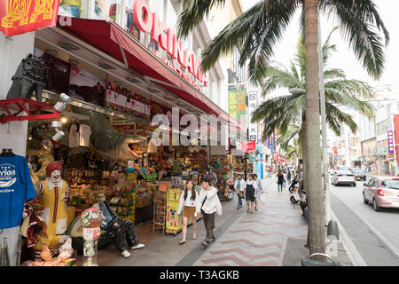 Turisti e negozi di souvenir Sul Kokusai Street nel centro della citta' di Naha, a Okinawa, Giappone Foto Stock