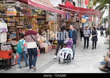 Turisti e negozi di souvenir Sul Kokusai Street nel centro della citta' di Naha, a Okinawa, Giappone Foto Stock