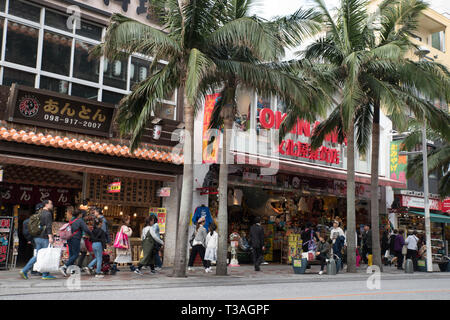 Turisti e negozi di souvenir Sul Kokusai Street nel centro della citta' di Naha, a Okinawa, Giappone Foto Stock