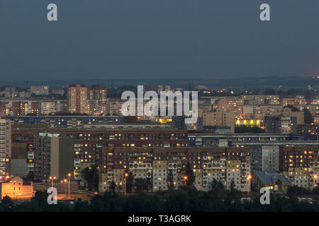 Il vecchio quartiere della città in una serata estiva, le luci della città di notte Foto Stock