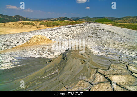 I vulcani di fango da Berca (Romania) sono una caratteristica spettacolare del vulcano le forme delle strutture , eruzione di fango e gas naturale Foto Stock