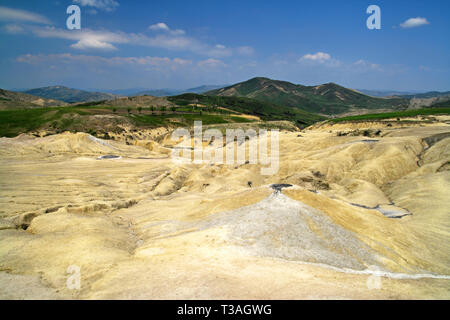 I vulcani di fango da Berca (Romania) sono una caratteristica spettacolare del vulcano le forme delle strutture , eruzione di fango e gas naturale Foto Stock