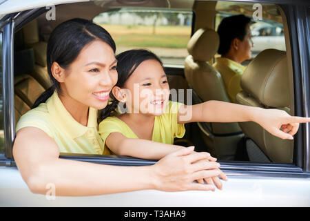 Madre e figlia godendo di vista dalla finestra auto Foto Stock