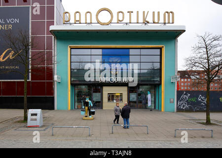 Panoptikum Wachsfigurenkabinet, Spielbudenplatz 3, Amburgo, Germania. esterno di un museo della cera in St Pauli. Foto Stock