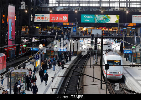 Vista su una stazione ferroviaria affollata e affollata a Amburgo Hbf, Amburgo, Germania. Hamburg Hauptbahnhof Foto Stock