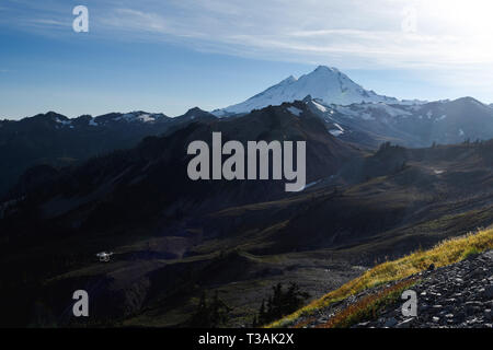 Drammatico paesaggio e il Monte Baker al tramonto dal punto dell'artista Foto Stock