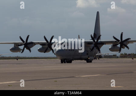 Un U.S. Marine Corps KC-130J Super Hercules dei taxi alla Naval Air Station Sigonella, Italia, Aprile 6, 2019. Il velivolo trasportati Marines e apparecchiature con il combattimento aereo elemento per scopi speciali Air-Ground Marine Task Force-Crisis Response-Africa 19.2, forze Marine l Europa e l Africa. SPMAGTF-CR-AF fornisce un autonomo, self-distribuzione e altamente mobile e la risposta alle crisi vigore negli Stati Uniti. (AFRICOM). Il velivolo è con antenna Marine Refueler squadrone di trasporto 252. (U.S. Marine Corps photo by Staff Sgt. Contrassegnare e Morrow Jr) Foto Stock