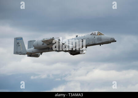 Col. Tim Donnellan, Comandante della 124Fighter Wing, vola un A-10 Thunderbolt II per l'ultima volta durante il suo ultimo volo cerimonia al campo Gowen a Boise, Idaho, Aprile 5, 2019. Donnellan ha più di 3.300 ore di volo in un-10 durante la sua carriera come pilota di caccia. (U.S. Air National Guard foto di Airman 1. Classe Mercedee selvagge) Foto Stock