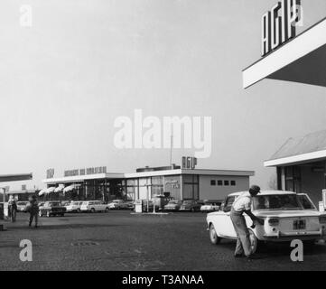 Agip area di servizio, secchia est, 1965 Foto Stock