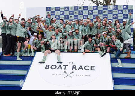 Londra, Regno Unito. 7 apr, 2019. I membri dell'equipaggio di Cambridge University celebrare vincendo la gara in barca tra università di Oxford e Cambridge University sul Fiume Tamigi a Londra il 7 aprile 2019. Credito: Stephen Chung/Xinhua/Alamy Live News Foto Stock