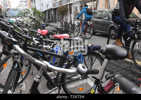 Karlsruhe, Germania. 02Apr, 2019. Nel sud della strada forestale ciclisti escursione lungo la strada. Sulla destra è una macchina parcheggiata in un non ufficiale di parcheggio. Sarà stretto in Germania il marciapiedi. Ora coloro che appartengono vi lotta indietro: pedoni. (A dpa " lotta per il marciapiede: pedoni difendersi contro ostacolo corso') Credito: Uli Deck/dpa/Alamy Live News Foto Stock