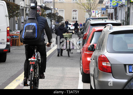 Karlsruhe, Germania. 02Apr, 2019. Nel sud della strada forestale ciclisti pass auto in sosta su di una striscia di parcheggio. Sarà stretto in Germania il marciapiedi. Ora coloro che appartengono vi lotta indietro: pedoni. (A dpa " lotta per il marciapiede: pedoni difendersi contro ostacolo corso') Credito: Uli Deck/dpa/Alamy Live News Foto Stock