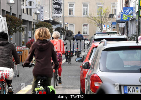 Karlsruhe, Germania. 02Apr, 2019. Nel sud della strada forestale ciclisti pass auto in sosta su di una striscia di parcheggio. Sarà stretto in Germania il marciapiedi. Ora coloro che appartengono vi lotta indietro: pedoni. (A dpa " lotta per il marciapiede: pedoni difendersi contro ostacolo corso') Credito: Uli Deck/dpa/Alamy Live News Foto Stock