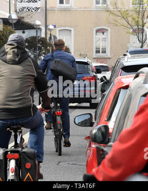 Karlsruhe, Germania. 02Apr, 2019. Nel sud della strada forestale ciclisti pass auto in sosta su di una striscia di parcheggio. Sarà stretto in Germania il marciapiedi. Ora coloro che appartengono vi lotta indietro: pedoni. (A dpa " lotta per il marciapiede: pedoni difendersi contro ostacolo corso') Credito: Uli Deck/dpa/Alamy Live News Foto Stock