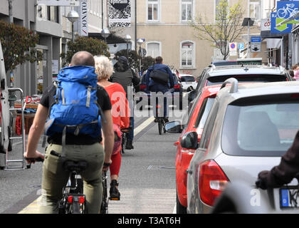 Karlsruhe, Germania. 02Apr, 2019. Nel sud della strada forestale ciclisti pass auto in sosta su di una striscia di parcheggio. Sarà stretto in Germania il marciapiedi. Ora coloro che appartengono vi lotta indietro: pedoni. (A dpa " lotta per il marciapiede: pedoni difendersi contro ostacolo corso') Credito: Uli Deck/dpa/Alamy Live News Foto Stock