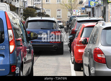 Karlsruhe, Germania. 02Apr, 2019. Nel sud Waldstrasse, macchine passano le auto in sosta su di una striscia di parcheggio. Sarà stretto in Germania il marciapiedi. Ora coloro che appartengono vi lotta indietro: pedoni. (A dpa " lotta per il marciapiede: pedoni difendersi contro ostacolo corso') Credito: Uli Deck/dpa/Alamy Live News Foto Stock