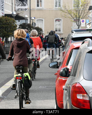 Karlsruhe, Germania. 02Apr, 2019. Nel sud della strada forestale ciclisti pass auto in sosta su di una striscia di parcheggio. Sarà stretto in Germania il marciapiedi. Ora coloro che appartengono vi lotta indietro: pedoni. (A dpa " lotta per il marciapiede: pedoni difendersi contro ostacolo corso') Credito: Uli Deck/dpa/Alamy Live News Foto Stock