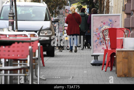 Karlsruhe, Germania. 02Apr, 2019. Nel sud Waldstrasse persone a piedi lungo il marciapiede. Sulla sinistra è una macchina parcheggiata in un non ufficiale di parcheggio. Sarà stretto in Germania il marciapiedi. Ora coloro che appartengono vi lotta indietro: pedoni. (A dpa " lotta per il marciapiede: pedoni difendersi contro ostacolo corso') Credito: Uli Deck/dpa/Alamy Live News Foto Stock