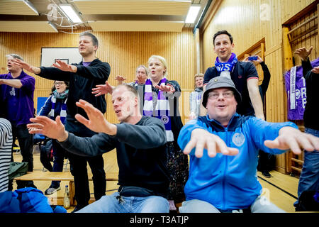 Berlino, Germania. 26 Mar, 2019. Gli appassionati di calcio di Tennis Borussia Berlino (TEBE) guardare il gioco del tennis da tavolo di ping-pong dipartimento di loro club contro la Steglitzer Tischtennis Klub Berlino (STTK) in una sala sportiva in Berlin-Neukölln. Dopo le divergenze di opinione tra i fan del tennis Borussia Berlino e al loro club board, essi supportano ora altri club o altro reparto del proprio club. Credito: Christoph Soeder/dpa/Alamy Live News Foto Stock