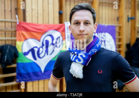 Berlino, Germania. 26 Mar, 2019. Tobias Schulze, TeBe appassionato di calcio e membro del consiglio di amministrazione di Tennis Borussia Aktive ventole (TBAF), è in piedi in una sala sportiva in Berlin-Neukölln durante una tabella match di tennis tra il tavolo da ping pong dipartimento del suo club e il Steglitzer Tischtennis Klub Berlino (STTK). Dopo le divergenze di opinione tra i fan del tennis Borussia Berlino e al loro club board, essi supportano ora altri club o altro reparto del proprio club. Credito: Christoph Soeder/dpa/Alamy Live News Foto Stock