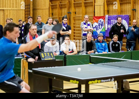 Berlino, Germania. 26 Mar, 2019. Gli appassionati di calcio di Tennis Borussia Berlino (TEBE) guardare il gioco del tennis da tavolo di ping-pong dipartimento di loro club contro la Steglitzer Tischtennis Klub Berlino (STTK) in una sala sportiva in Berlin-Neukölln. Dopo le divergenze di opinione tra i fan del tennis Borussia Berlino e al loro club board, essi supportano ora altri club o altro reparto del proprio club. Credito: Christoph Soeder/dpa/Alamy Live News Foto Stock