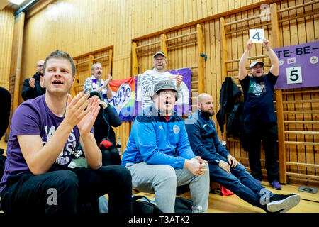 Berlino, Germania. 26 Mar, 2019. Gli appassionati di calcio di Tennis Borussia Berlino (TEBE) guardare il gioco del tennis da tavolo di ping-pong dipartimento di loro club contro la Steglitzer Tischtennis Klub Berlino (STTK) in una sala sportiva in Berlin-Neukölln. Dopo le divergenze di opinione tra i fan del tennis Borussia Berlino e al loro club board, essi supportano ora altri club o altro reparto del proprio club. Credito: Christoph Soeder/dpa/Alamy Live News Foto Stock