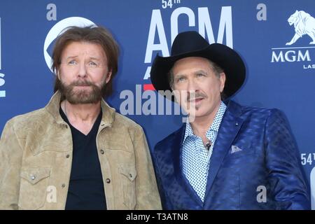 Las Vegas, NV, Stati Uniti d'America. 7 apr, 2019. Ronnie Dunn, Kix Brooks presso gli arrivi per 54th Accademia di Musica Country (ACM) Awards - Gli arrivi 2, MGM Grand Garden Arena di Las Vegas, NV Aprile 7, 2019. Credito: Everett Collection Inc/Alamy Live News Foto Stock