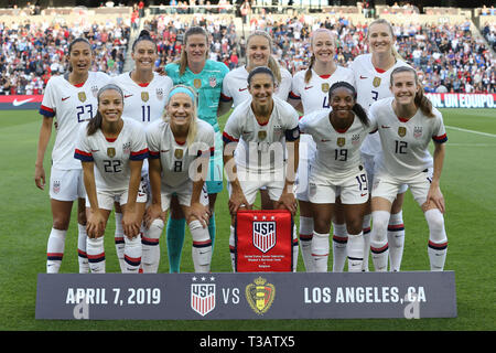 Los Angeles, CA, Stati Uniti d'America. 7 apr, 2019. Gli Stati Uniti antipasti posa per il loro team foto prima che il gioco fra il Belgio e gli Stati Uniti a Banc della California Stadium di Los Angeles, CA. Stati Uniti d'America. (Foto di Peter Joneleit) Credito: csm/Alamy Live News Foto Stock