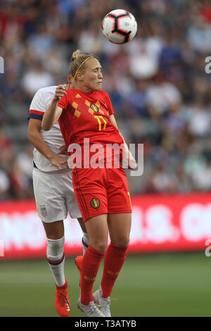 Los Angeles, CA, Stati Uniti d'America. 7 apr, 2019. Belgio avanti Janice Cayman (11) ha una sfera nella prima metà del gioco durante la partita tra Belgio e Stati Uniti d'America a Banc della California Stadium di Los Angeles, CA. Stati Uniti d'America. (Foto di Peter Joneleit) Credito: csm/Alamy Live News Foto Stock