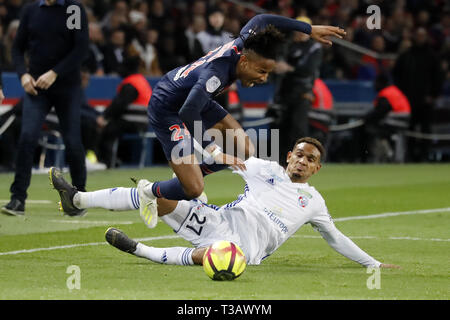 Parigi. 7 apr, 2019. Christopher Nkunku (superiore) di Parigi Saint-Germain vies con Kenny Lala di RC Strasburgo durante la Ligue 1 corrispondenza tra Parigi Saint-Germain e RC Strasburgo presso il Parc des Princes a Parigi in Francia il 7 aprile 2019. Credit: Jack Chan/Xinhua/Alamy Live News Foto Stock