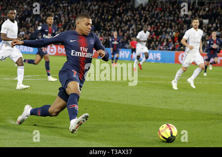 Parigi. 7 apr, 2019. Kylian Mbappe (anteriore) di Parigi Saint-Germain compete durante la Ligue 1 corrispondenza tra Parigi Saint-Germain e RC Strasburgo presso il Parc des Princes a Parigi in Francia il 7 aprile 2019. Credit: Jack Chan/Xinhua/Alamy Live News Foto Stock