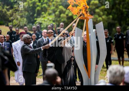 (190408) -- Kigali, 8 aprile 2019 (Xinhua) -- il presidente rwandese Paul Kagame, sua moglie Jeannette Kagame, Unione Africana Commissione Presidente Moussa Faki Mahamat e il Presidente della Commissione Europea Jean Claude Juncker luce della fiamma del ricordo a Kigali Genocide Memorial durante la commemorazione del XXV anniversario del 1994 genocidio ruandese contro i Tutsi a Kigali, capitale del Rwanda, il 7 aprile 2019. Ruandesi di domenica ha iniziato la commemorazione per il XXV anniversario del genocidio del 1994 che ha lasciato oltre 1 milioni di morti, soprattutto persone di etnia tutsi, con Presidente Pual Foto Stock