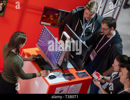 Berlino, Germania. 08 apr, 2019. Visitatori giocare un gioco per computer a un espositore stand a Gamesweekberlin 2019. La rete internazionale riunione del settore dei videogame si svolgerà dal 8 Aprile al 14 aprile nella Kulturbrauerei. Credito: Monika Skolimowska/dpa-Zentralbild/dpa/Alamy Live News Foto Stock