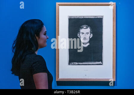 Londra, Regno Unito. 8 Apr 2019. Ritratto Di Auto con braccio dello scheletro, 1895 - Edvard Munch: amore e angst presso il British Museum, la più grande esposizione di Munch le stampe nel Regno Unito per 45 anni. La mostra è una collaborazione con la Norvegia è il Museo di Munch e corre 11 Aprile - 21 luglio 2019. Credito: Guy Bell/Alamy Live News Foto Stock