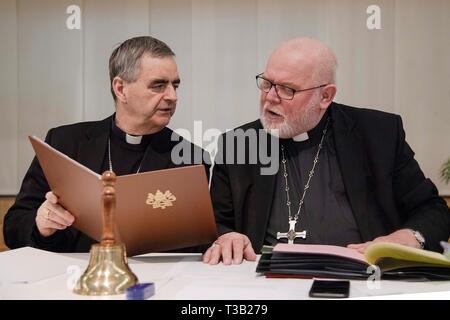 Presidente Il Cardinale Reinhard Marx (Arcivescovo di Monaco di Baviera, Monaco e Frisinga, r.) In conversazione (conversazione) con il dott. med. Nikola Eterovic, nunzio apostolico in Germania, seduti a tavola podio; la molla Assemblea Generale della Conferenza Episcopale Tedesca dal 11 al 14 marzo 2019 a Lingen/Germania il 11.03.2019. | Utilizzo di tutto il mondo Foto Stock