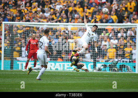 Londra, Regno Unito. 07 apr, 2019. Raul Jimenez di Wolverhampton Wanderers prende un tumble. La Emirates FA Cup, semi-finale corrispondono, Watford v Wolverhampton Wanderers allo Stadio di Wembley a Londra domenica 7 aprile 2019. Questa immagine può essere utilizzata solo per scopi editoriali. Solo uso editoriale, è richiesta una licenza per uso commerciale. Nessun uso in scommesse, giochi o un singolo giocatore/club/league pubblicazioni . pic da Andrew Orchard/Andrew Orchard fotografia sportiva/Alamy Live news Credito: Andrew Orchard fotografia sportiva/Alamy Live News Foto Stock