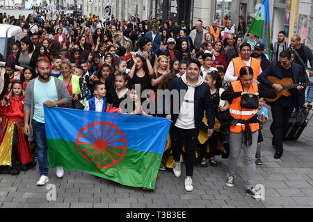 Brno, Repubblica Ceca. 08 apr, 2019. Le persone che frequentano Roma orgoglio marzo organizzata nella settimana della cultura rom, su International Romani il giorno 8 aprile 2019, a Brno, in Repubblica Ceca. Credito: Vaclav Salek/CTK foto/Alamy Live News Foto Stock