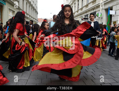 Brno, Repubblica Ceca. 08 apr, 2019. Una ragazza assiste Roma orgoglio marzo organizzata nella settimana della cultura rom, su International Romani il giorno 8 aprile 2019, a Brno, in Repubblica Ceca. Credito: Vaclav Salek/CTK foto/Alamy Live News Foto Stock