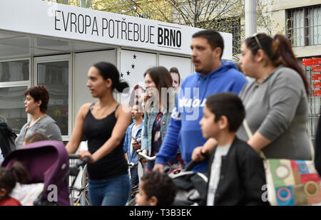 Brno, Repubblica Ceca. 08 apr, 2019. Le persone che frequentano Roma orgoglio marzo organizzata nella settimana della cultura rom, su International Romani il giorno 8 aprile 2019, a Brno, in Repubblica Ceca. Credito: Vaclav Salek/CTK foto/Alamy Live News Foto Stock