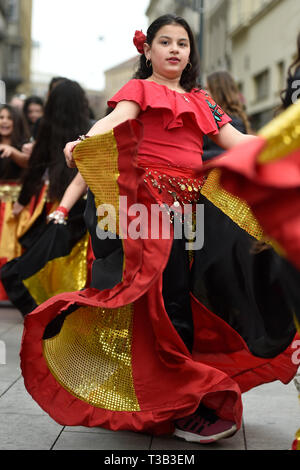 Brno, Repubblica Ceca. 08 apr, 2019. Una ragazza assiste Roma orgoglio marzo organizzata nella settimana della cultura rom, su International Romani il giorno 8 aprile 2019, a Brno, in Repubblica Ceca. Credito: Vaclav Salek/CTK foto/Alamy Live News Foto Stock