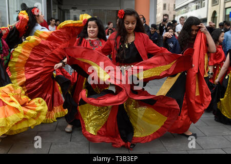 Brno, Repubblica Ceca. 08 apr, 2019. Ragazze frequentare Roma orgoglio marzo organizzata nella settimana della cultura rom, su International Romani il giorno 8 aprile 2019, a Brno, in Repubblica Ceca. Credito: Vaclav Salek/CTK foto/Alamy Live News Foto Stock