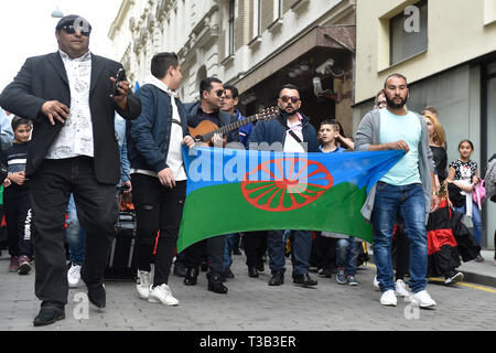 Brno, Repubblica Ceca. 08 apr, 2019. Le persone che frequentano Roma orgoglio marzo organizzata nella settimana della cultura rom, su International Romani il giorno 8 aprile 2019, a Brno, in Repubblica Ceca. Credito: Vaclav Salek/CTK foto/Alamy Live News Foto Stock