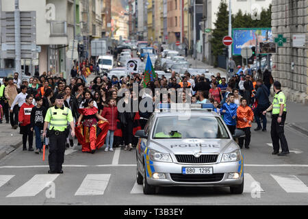 Brno, Repubblica Ceca. 08 apr, 2019. Le persone che frequentano Roma orgoglio marzo organizzata nella settimana della cultura rom, su International Romani il giorno 8 aprile 2019, a Brno, in Repubblica Ceca. Credito: Vaclav Salek/CTK foto/Alamy Live News Foto Stock