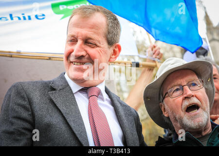 Westminster, Regno Unito, 08 aprile 2019. Alastair Campbell gioca la sua cornamusa, con i manifestanti di cantare insieme. Sodem, gruppo di manifestanti Anti-Brexit al di fuori della sede del parlamento di Westminster hanno organizzato un " Brexit cantare Off', e sono uniti dalla Yorkshire per l'Europa, cantante lirica Dame Sarah Connolly, giornalista ed ex del lavoro Direttore Comunicazioni Alastair Campbell e altri per un musical protestare contro Brexit. Credito: Imageplotter/Alamy Live News Foto Stock