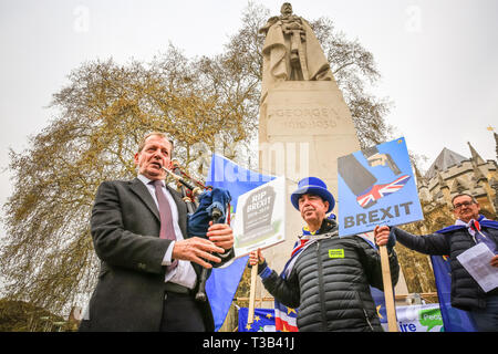 Westminster, Regno Unito, 08 aprile 2019. Alastair Campbell gioca la sua cornamusa, con i manifestanti di cantare insieme. Sodem, gruppo di manifestanti Anti-Brexit al di fuori della sede del parlamento di Westminster hanno organizzato un " Brexit cantare Off', e sono uniti dalla Yorkshire per l'Europa, cantante lirica Dame Sarah Connolly, giornalista ed ex del lavoro Direttore Comunicazioni Alastair Campbell e altri per un musical protestare contro Brexit. Credito: Imageplotter/Alamy Live News Foto Stock