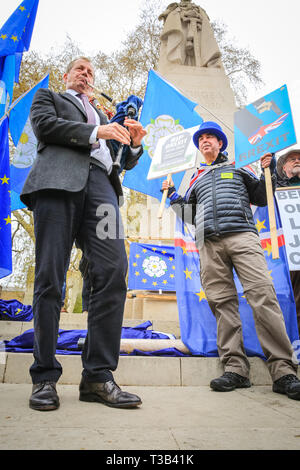 Westminster, Regno Unito, 08 aprile 2019. Alastair Campbell gioca la sua cornamusa, con i manifestanti di cantare insieme. Sodem, gruppo di manifestanti Anti-Brexit al di fuori della sede del parlamento di Westminster hanno organizzato un " Brexit cantare Off', e sono uniti dalla Yorkshire per l'Europa, cantante lirica Dame Sarah Connolly, giornalista ed ex del lavoro Direttore Comunicazioni Alastair Campbell e altri per un musical protestare contro Brexit. Credito: Imageplotter/Alamy Live News Foto Stock