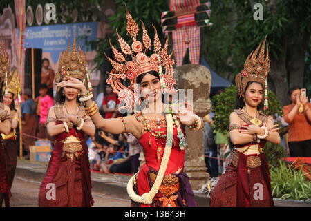 (190408) -- BURIRAM, 8 aprile 2019 (Xinhua) -- esecutori danza sulla sfilata Kheun Khao Phnom Rung, o 'fino in Phnom Rung" di montagna, in Buriram provincia, nel nordest della Thailandia, il 6 aprile 2019. Oltre tre ore di sfilata è un rito celebrato dai locali per anni al fine di promuovere la cultura tradizionale e attrarre turisti. (Xinhua/Yang Zhou) Foto Stock